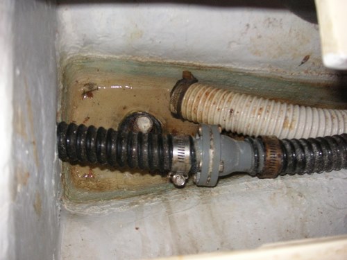 File:1.12 Hose check valve and manual pump.jpg